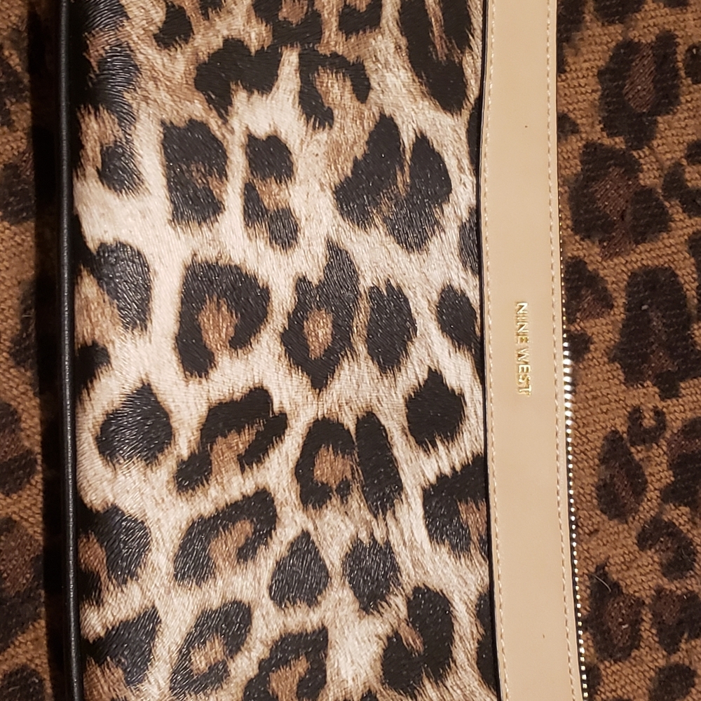 ❤Nine West Clutch.  Leopard Print used once. The zipper can be somewhat tricky.